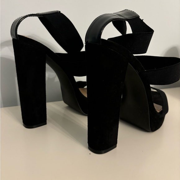 Black heels - Picture 5 of 6